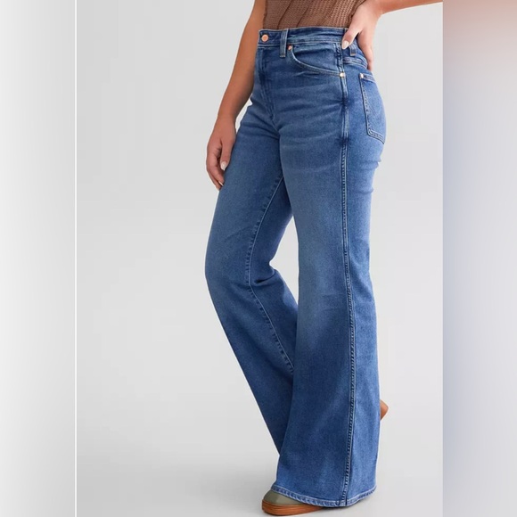 Wrangler Denim - Wrangler High Rise Wanderer Flare Jean. NWT 28/30